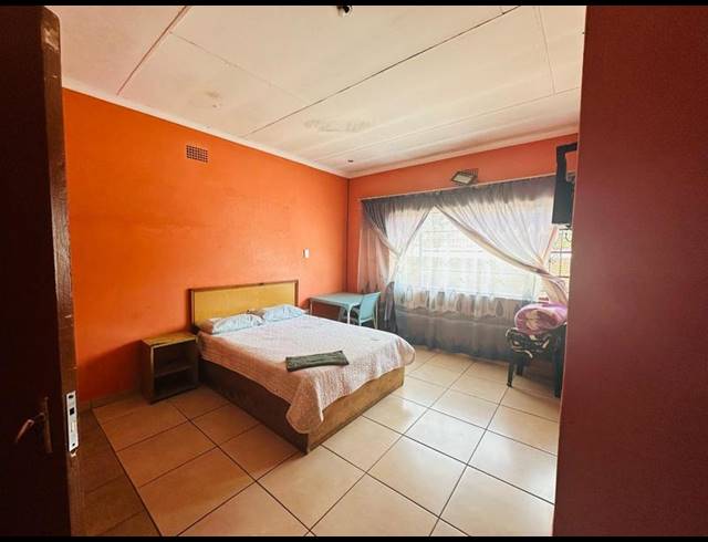 15 BEDROOM HOUSE FOR SALE IN KEMPTON PARK EXT 02